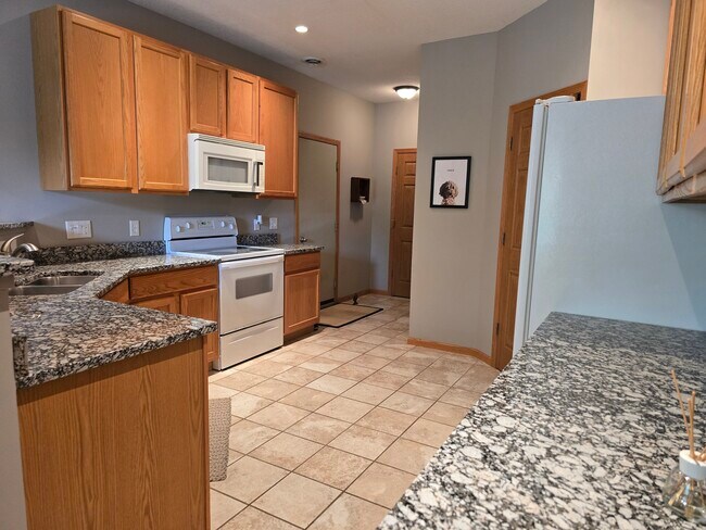 Foto del edificio - 9649 Peony Ln N