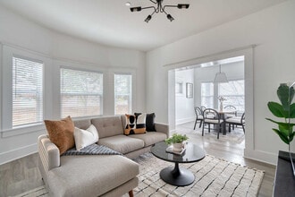 Building Photo - 317 NE Beech St