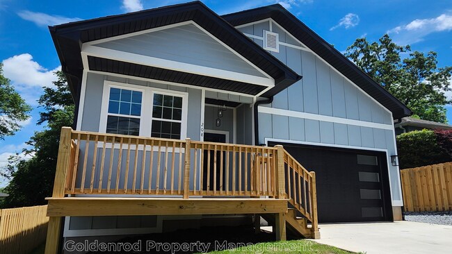 Building Photo - 208 Forest St
