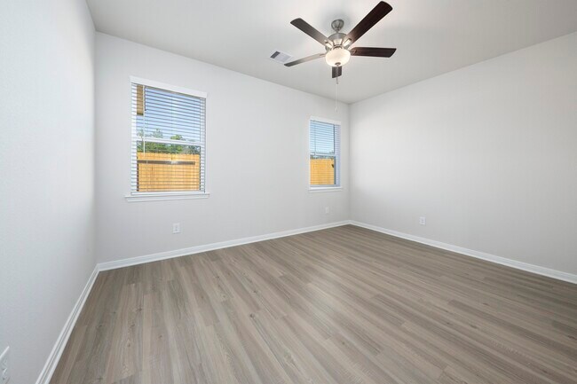 Foto del edificio - 15615 Plum Brk Dr