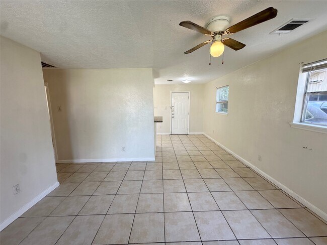 Building Photo - 2514 Avenue B