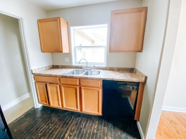 Building Photo - Three Bedroom Close To Downtown
