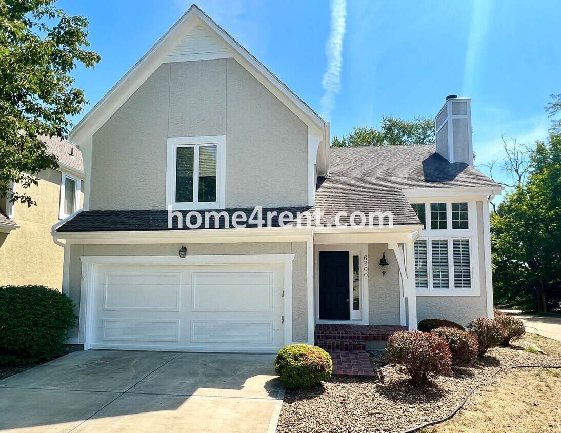 Foto principal - Maintenance Free Living w/ Hardwood Floors...