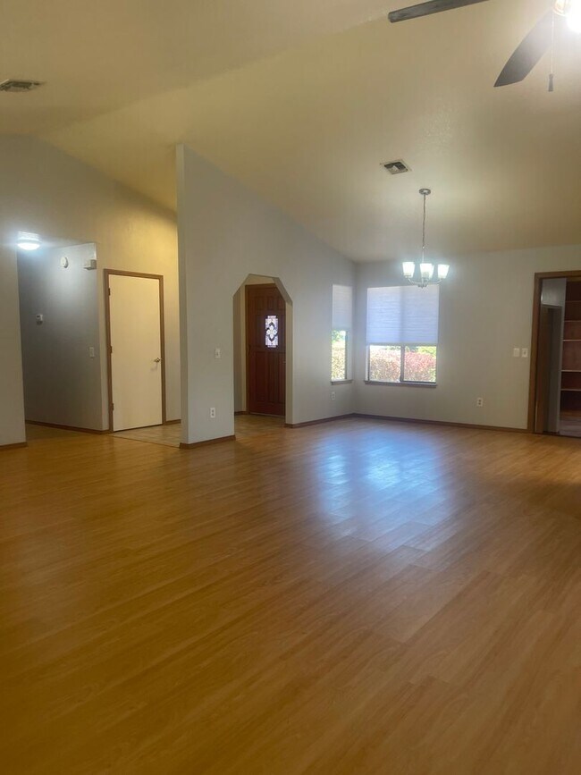 Foto del edificio - SPACIOUS 3 BED 2 BATH WITH BONUS ROOM / DEN IN THE COUNTRY OAKS SUBDIVISION