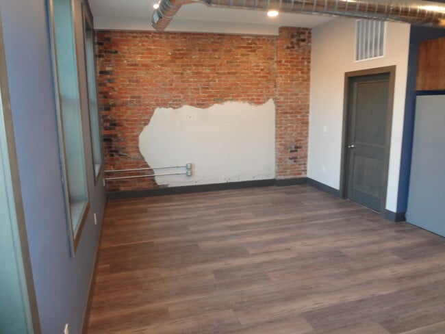 Building Photo - 320 E Main St