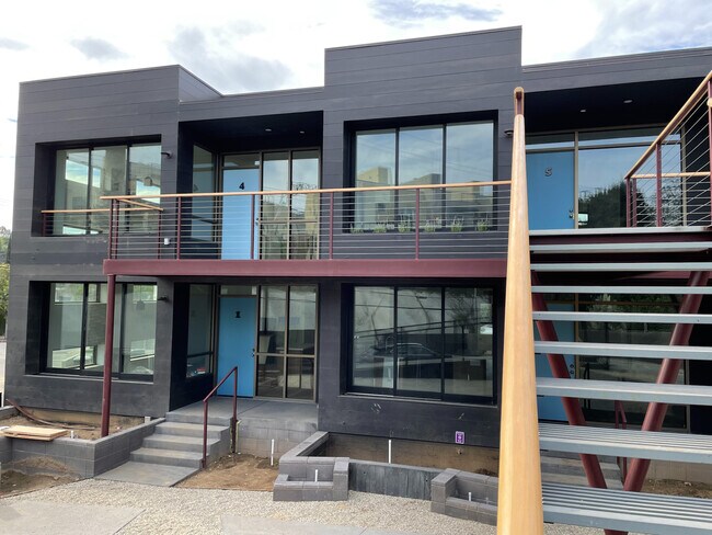 Large balconies/decks - 2811 Waverly Dr