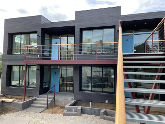 Large balconies/decks - 2811 Waverly Dr