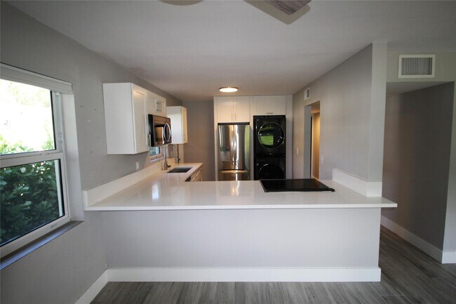 Foto del edificio - 241 NW 1st Ave