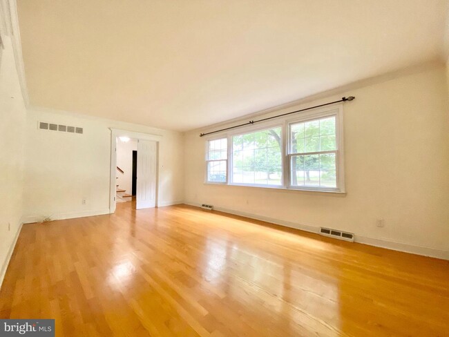 Building Photo - 919 Schoolhouse Ln