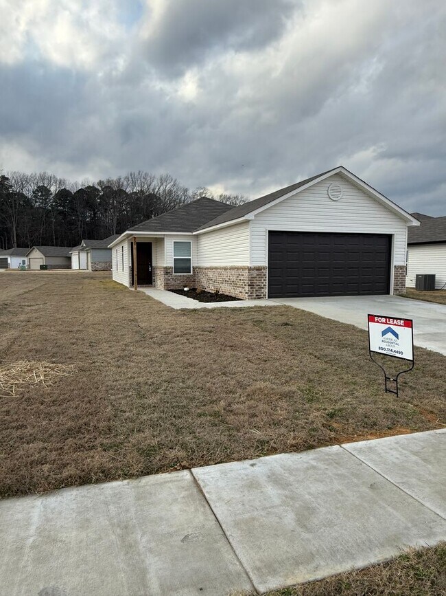 Foto del edificio - *Save 50% off First Month's Rent + NO HIDDEN FEES!* Brand New Three Bedroom | Two Bathroom Home i...