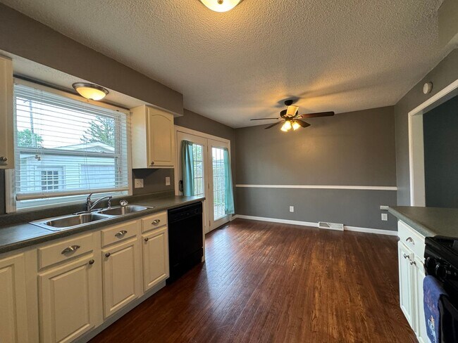 Building Photo - MODERN OASIS ALERT: 3 Bed, 1 Bath Retreat!