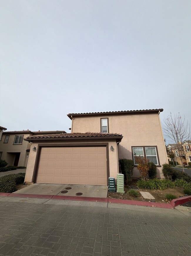 Foto del edificio - 4BR|2.5BA Townhome w/Garage|Yard| - Tenant Pays $175 monthly for WS&G