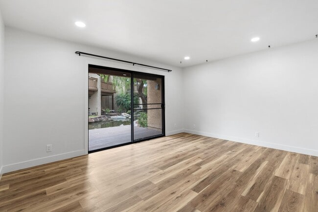 Building Photo - Renovated 1 Bedroom Condo Overlooking Creek