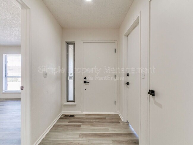 Foto del edificio - 6628 Laurel Dr