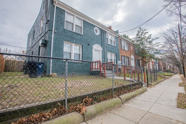 Building Photo - Cozy 2 BR/1 BA Apartment in Congress Heights!