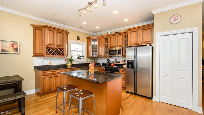 Foto del edificio - 3 br, 2 bath Condo - 6545 N Sacramento Ave