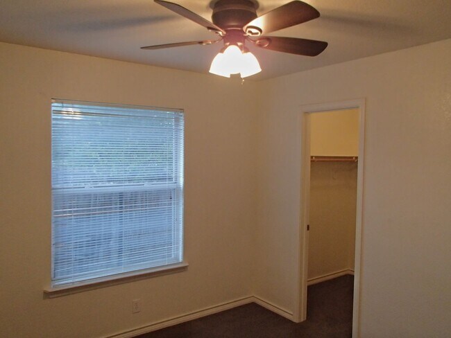 Building Photo - 304 Tamara Dr