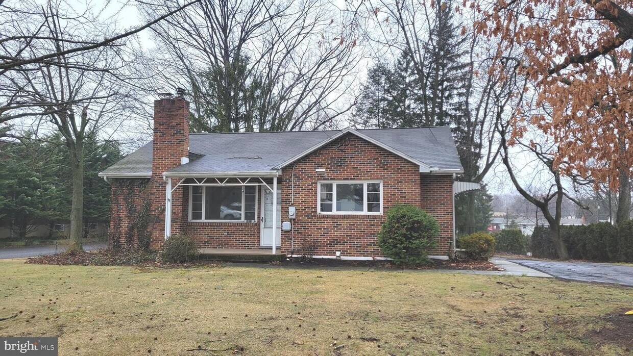 4825 E Trindle Rd, Mechanicsburg, PA 17050 House Rental in