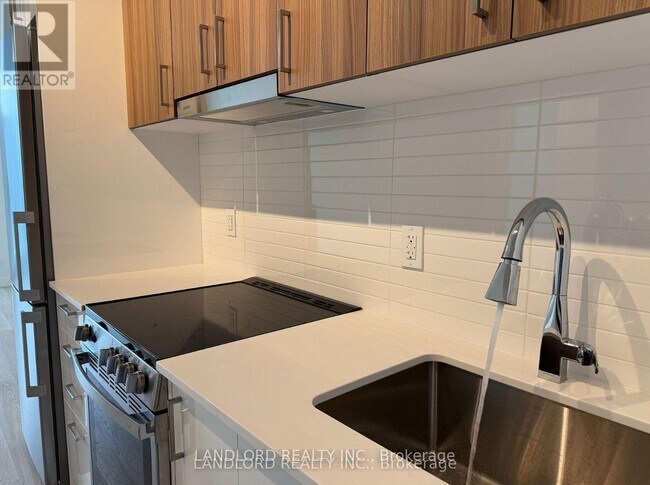 Photo du bâtiment - 30 Upper Mall Wy