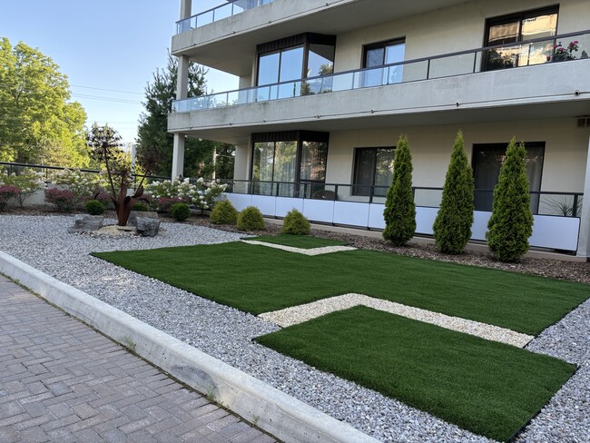 Photo du bâtiment - 1180 Commissioners Rd W