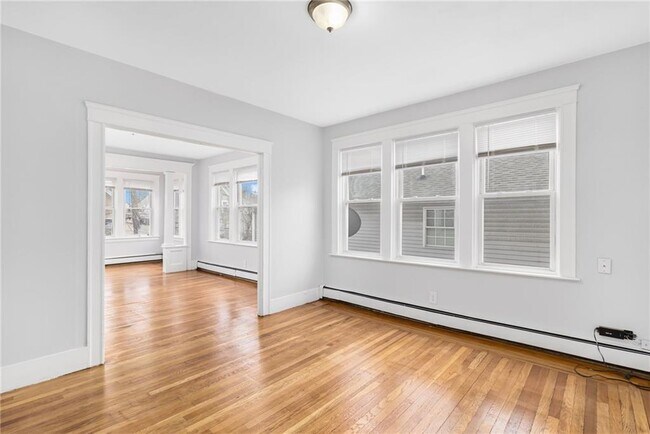 Foto del edificio - 651 Chalkstone Ave