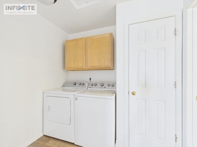 Building Photo - Renovated Condo - 3 Bedroom/2 Bath