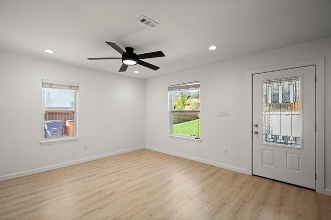 Building Photo - 3203 S Oak Dr