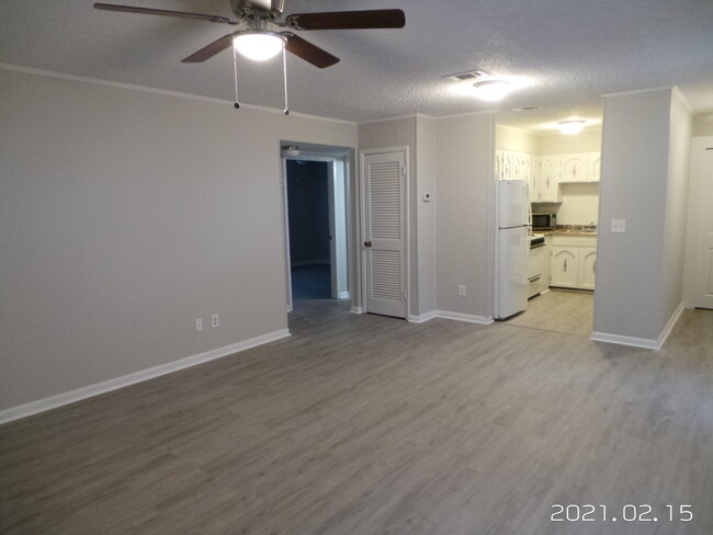 Foto del edificio - 203 E John Sims Pkwy