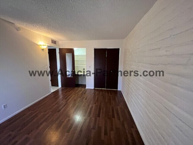 Foto del edificio - 2BD 2BA Duplex in Sam Hughes