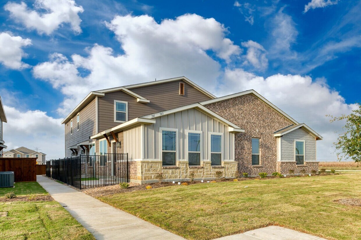 Primary Photo - GORGEOUS 2 BEDROOM FOUR PLEX LOCATED IN MI...