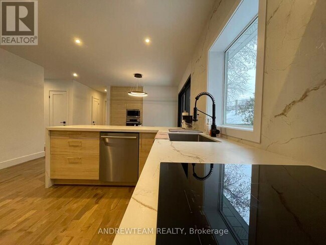 Building Photo - 382 Lynett Crescent