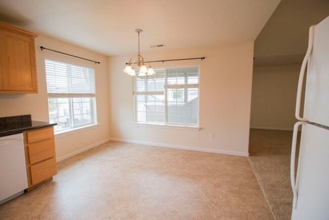 Building Photo - Clean 2 Bedroom. 2 bath apartment