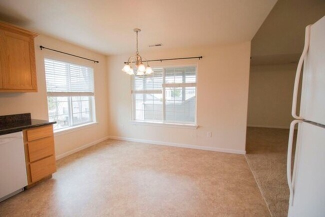 Foto del edificio - Cute, clean 2 bedroom upstairs apartment w...
