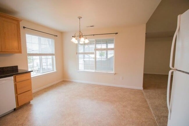 Building Photo - Cute, clean 2 bedroom upstairs apartment with patio.