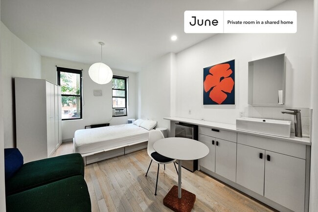 Building Photo - Private bedroom in 3 bed/3 bath Home