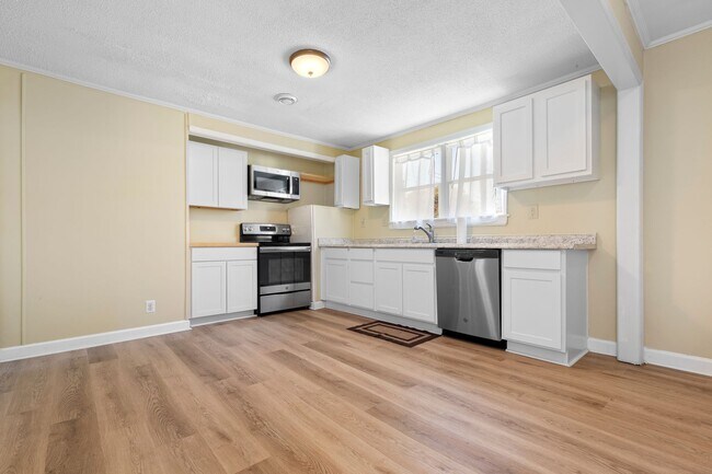 Building Photo - Minutes from the ocean!