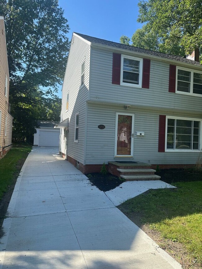 Building Photo - Stunning South Euclid 3 Bedroom