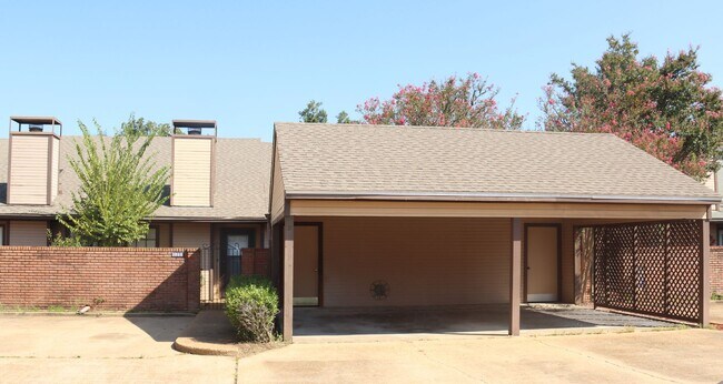 Foto del edificio - Townhome with covered parking