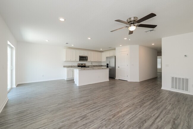 Foto del edificio - 3 Bedroom Home in Auburndale!
