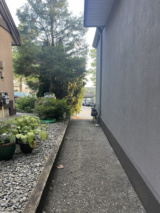 Photo du bâtiment - 23849 Zeron Ave