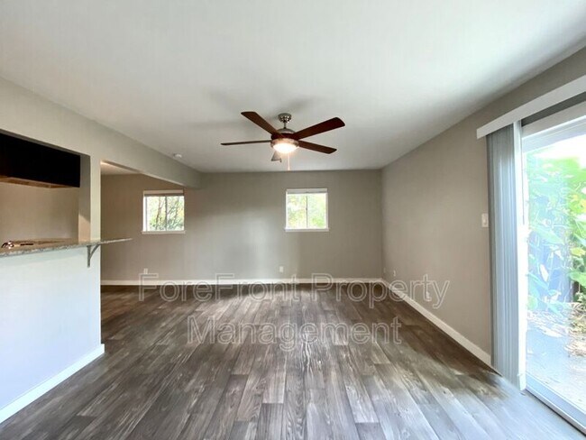 Building Photo - 735 Byrnes Dr