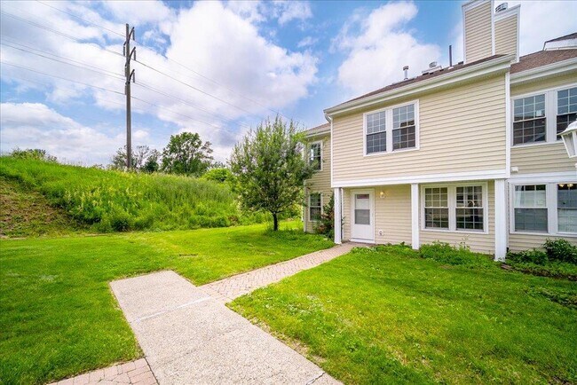 Foto del edificio - 1421 Whispering Hills Dr