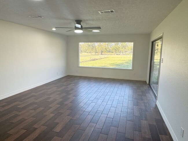 Foto del edificio - 310 W Pineshadows Dr