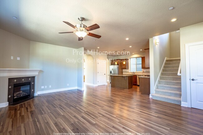 Foto del edificio - Serene Three-Bedroom Haven with Elegant Of...