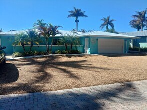 Building Photo - 755 SW Rustic Cir