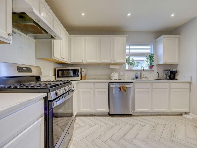 Foto del edificio - 148 Sapphire Lake Dr