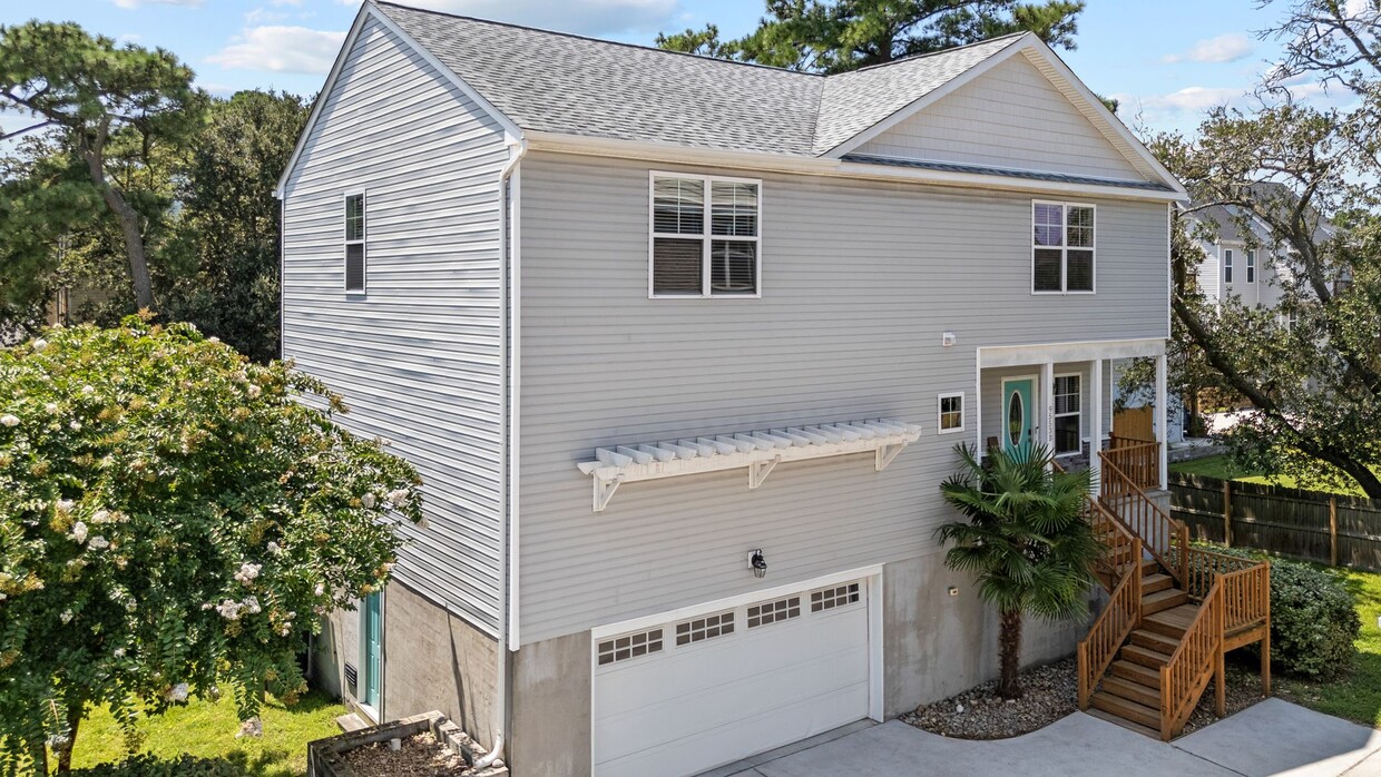Primary Photo - Modern comfort Beach living