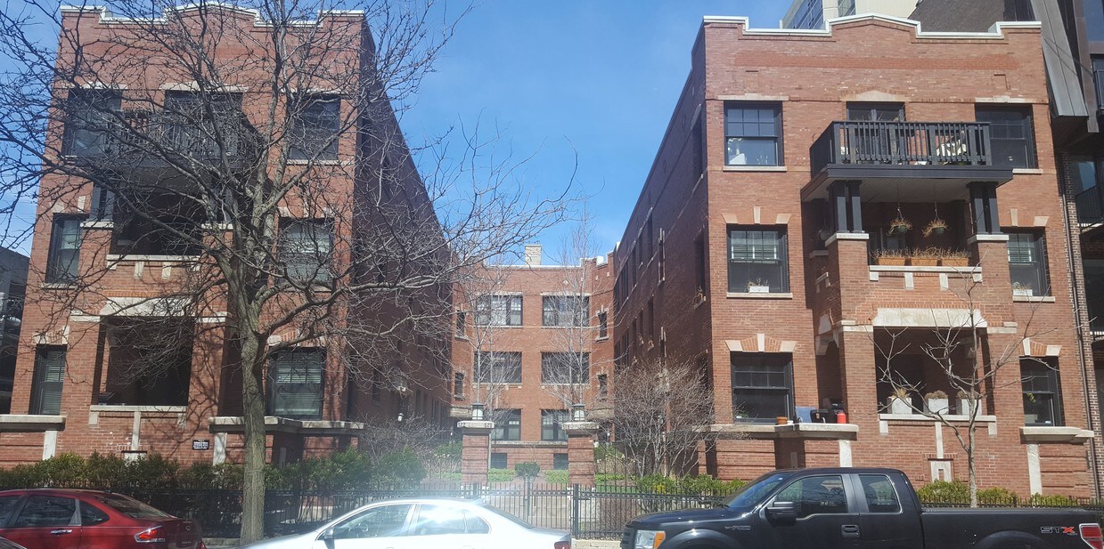 Courtyard redone in the last few years. - 522 W Wrightwood Ave