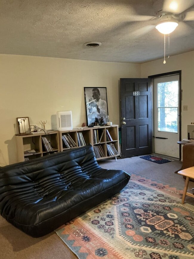 Building Photo - 2 bedroom 1 bath duplex is located off Whitehead Rd!