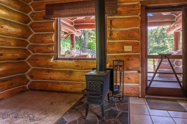 Foto del edificio - 207 Quinn Creek Rd